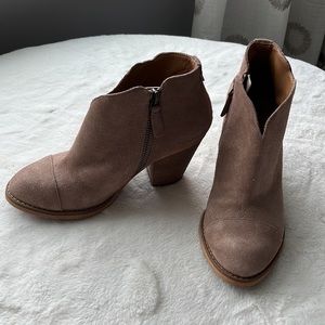 NWOT- Susina ankle boots